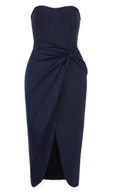 TRÄGERLOSES MIDIKLEID IN BLAU